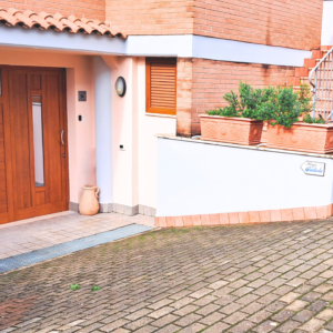 Alloggio Gladiolo - Guest House - Latina-Scalo - Portone entrata e vialetto - Ottobre 2024
